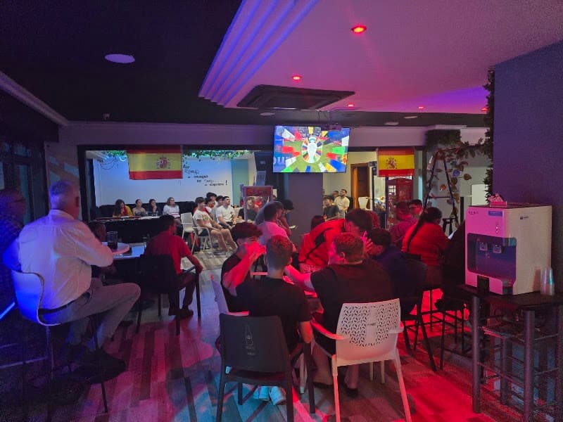 Cafeteria Los Pirineos - bar para ver fútbol en Almería