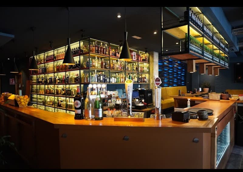 Sinremedio Premium Moments - bar para ver fútbol en Seville
