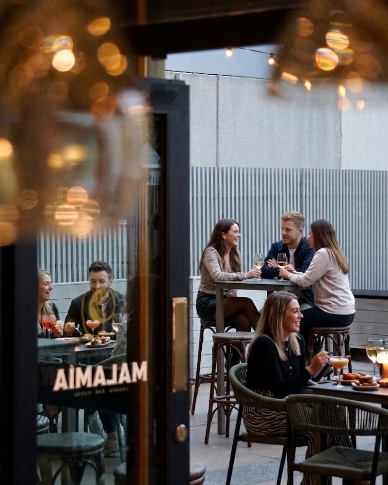 Malamía Café & Copas - bar para ver fútbol en Seville