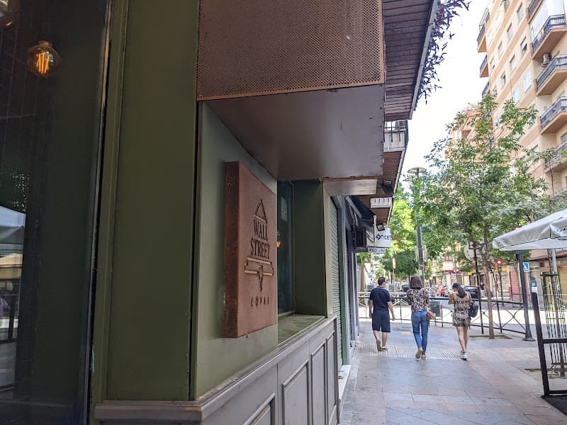 Pub Wall Street - bar para ver fútbol en Granada