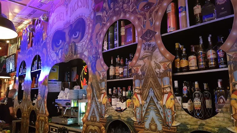 ROCKNROLLA MUSIC BAR - bar para ver fútbol en Málaga
