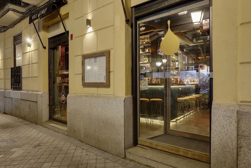 HOLY DROP | Cocktail & Whisky Bar - bar para ver fútbol en Madrid