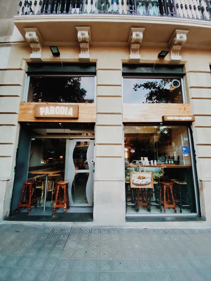 PARÒDIA | Milaneses i Empanades - bar para ver fútbol en Barcelona