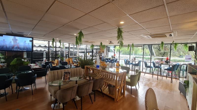 BILLIARD GARDEN - bar para ver fútbol en Seville